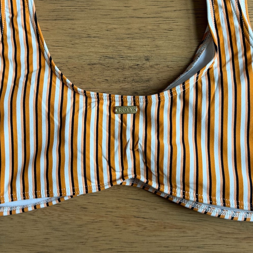 Women's | Roxy Striped Bikini Top Ruched Front Swim Top | Medium - Picture 4 of 5